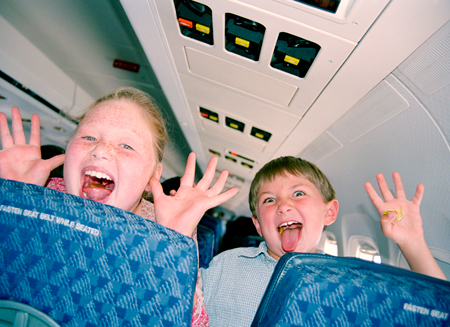 Ребенок в самолете: 10 удачных решений. Что взять с собой?
