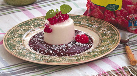 Летние десерты из  молока: ягоды, орехи, пряности. 3 рецепта