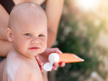 Солнцезащитные средства: 5 советов для мам и малышей