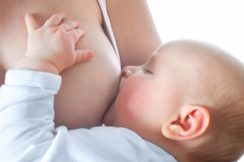 Малышка с нежной грудью фото