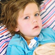 Высокая температура у ребенка: сбивать и лечить