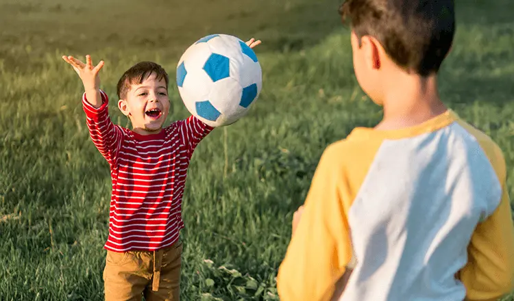 5 советских дворовых игр с правилами: во что играли дети без гаджетов