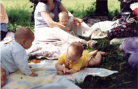 Дружное валяние на поляне. Детки: слева Артем (сынок Шани), справа Катенька (дочка Ики), а на заднем плане Радуга с Артемом