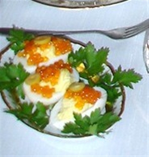 Яйца с кремом и икрой