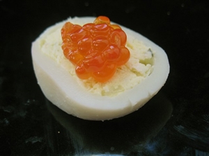 Мини-кальмары с икрой, фаршированные яичным салатом