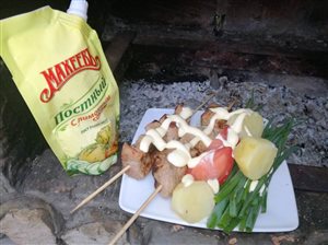 Шашлычок из свининки с овощами и майонезным соусом 'Постный' от Махеевъ с лимонным соком.