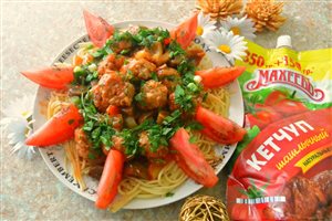 Фрикадельки в томатно-овощном соусе с грибами и спагетти 