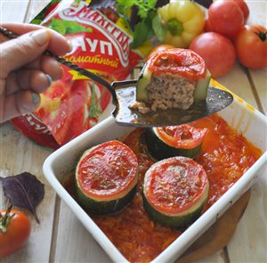 Цуккини фаршированные, запечённые в томатном соусе