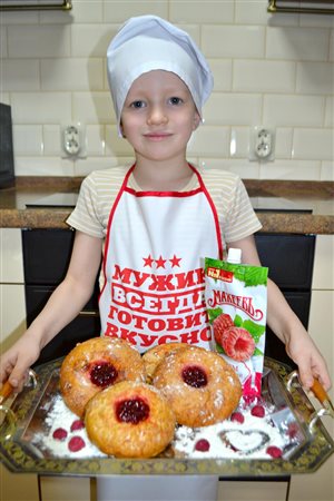 Сдобные булочки с малиновым джемом ТМ «МахеевЪ».