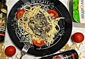 Итальянская паста с шампиньонами и желудками в сливочно-сырном соусе