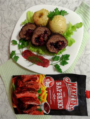 Сладко-пряный мясной рулет с ягодами, сливой и барбекю от «Махеевъ» 