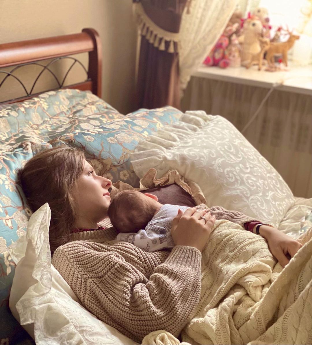 Лиза Арзамасова с младенцем - в своей детской комнате: 'Такие чувства странные...'