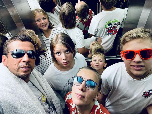 Андрей Мерзликин с женой и 4 детьми: 'Все на одно лицо!'