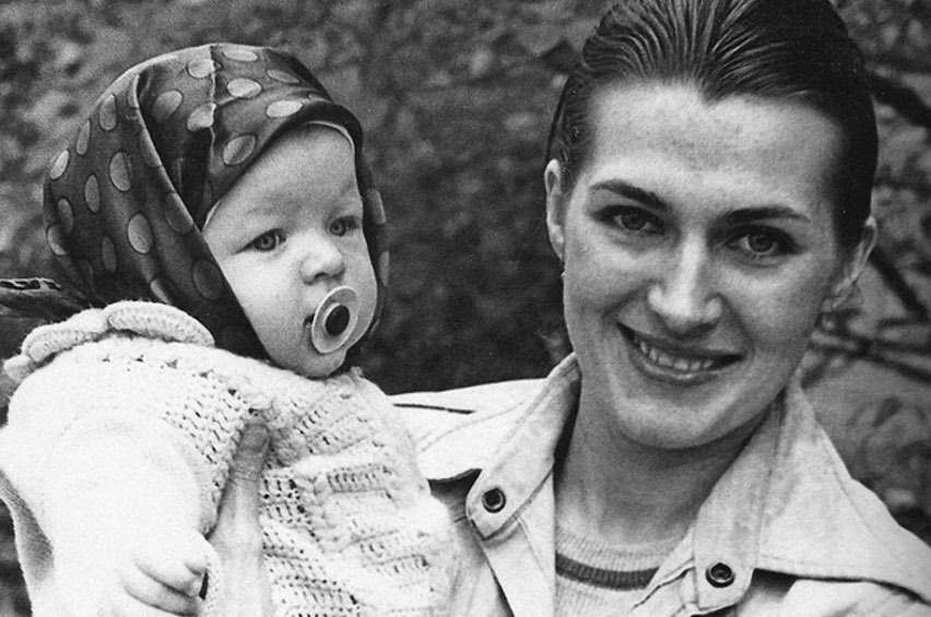 Милла Йовович: фото из советского детства в честь 70-летия мамы
