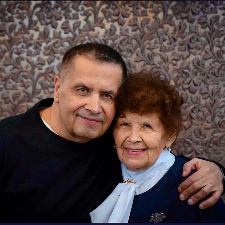 Николай Расторгуев поздравляет маму с 91-летием, а жену - с 51-летием