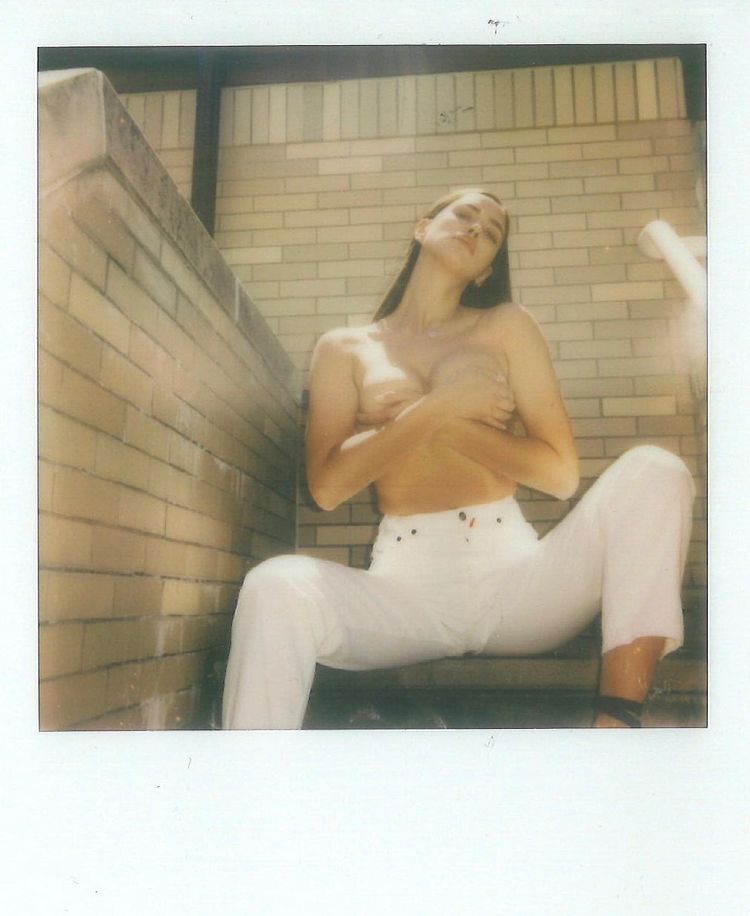 Ирина Шейк - роскошные фото топлес и вид сзади: 'А что вы хотите этим сказать?'