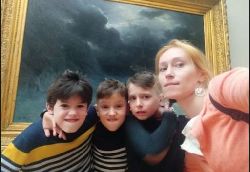 Три богатыря Марии Болтневой: фото с сыновьями-тройняшками 