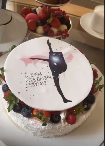 Ляйсан Утяшева торт день рождения