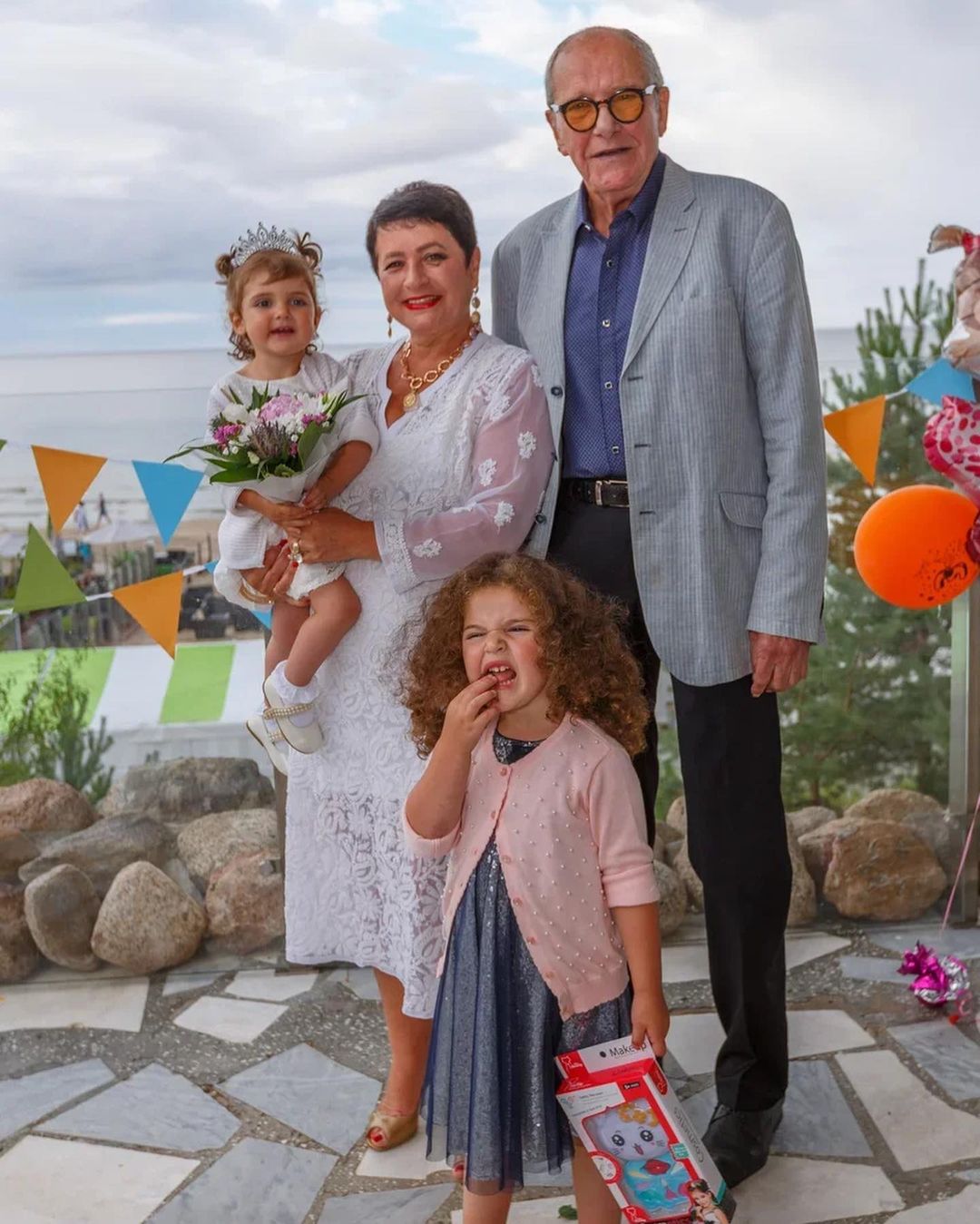 81-летний Эммануил Виторган отпраздновал 2 года младшей дочки