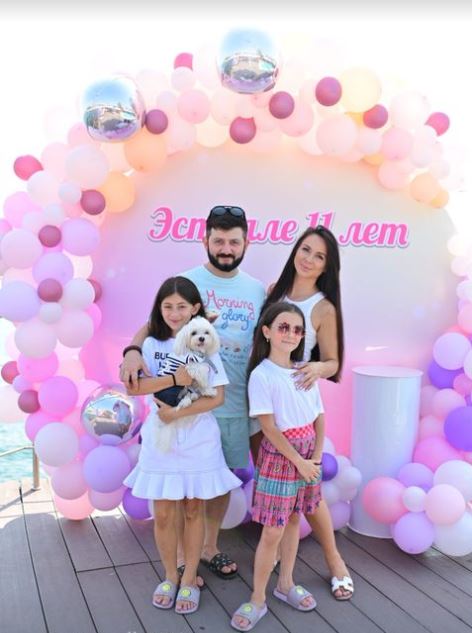 Михаил Галустян с женой и дочками: детский праздник на корабле