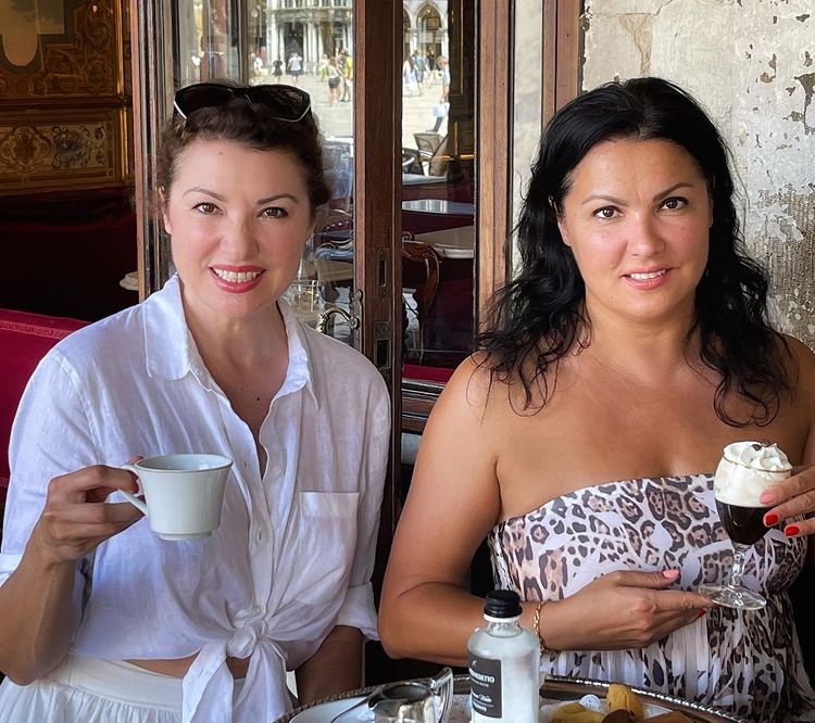 Анна Нетребко с сестрой в Венеции: 'Мама бы за вас порадовалась...'