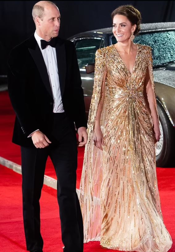 Кейт Миддлтон в ослепительном платье на премьере Бонда - но зачем затмевать актрис?