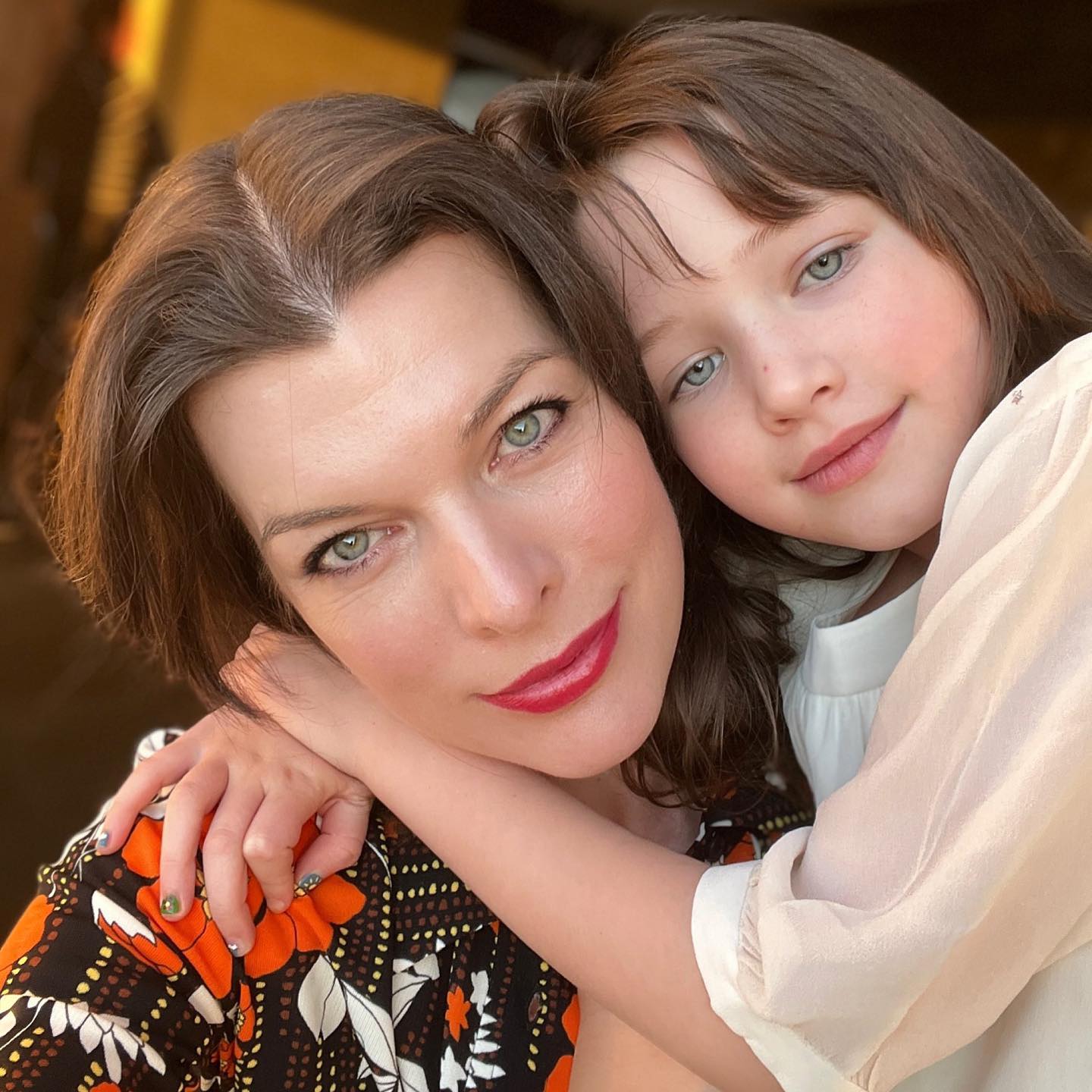 Милла Йовович с дочерьми 2022
