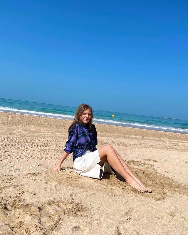 Лиза Арзамасова на пляже