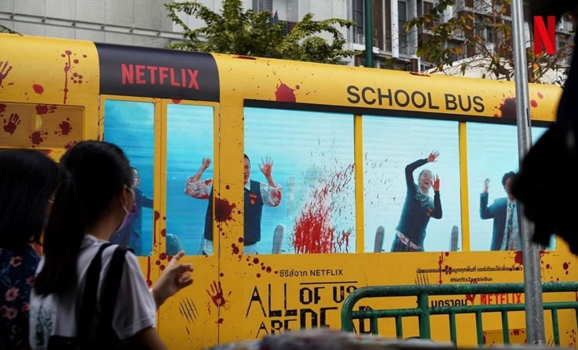 Окровавленный автобус с зомби