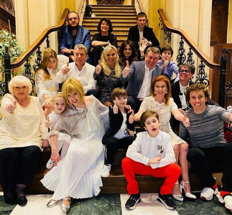 Алла Пугачева с членами семьи и гостями