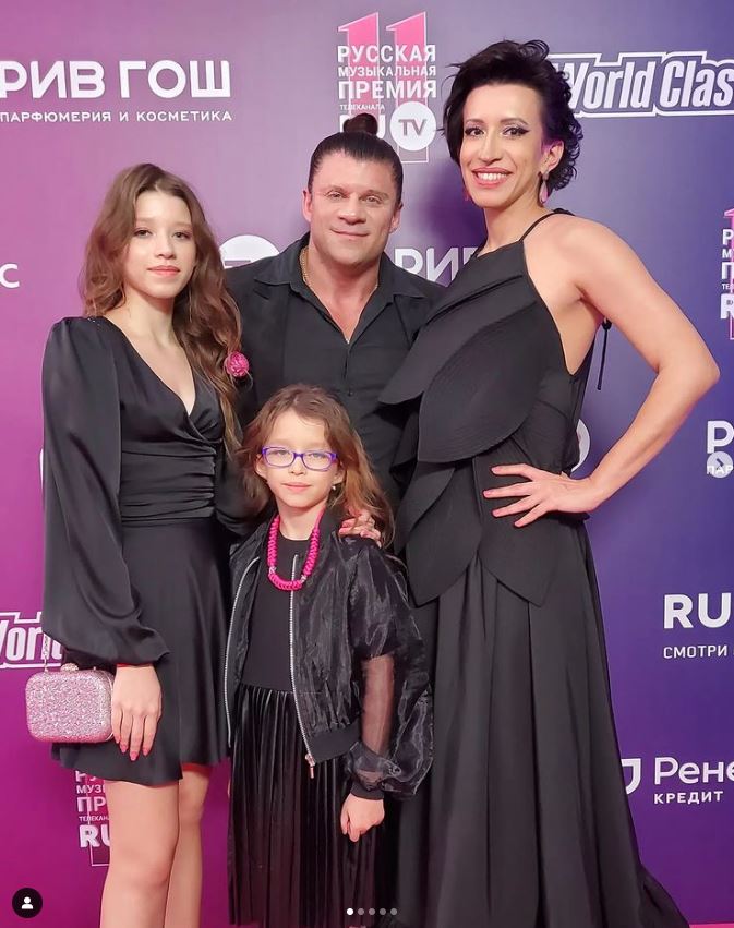 Елена Борщева с мужем и детьми
