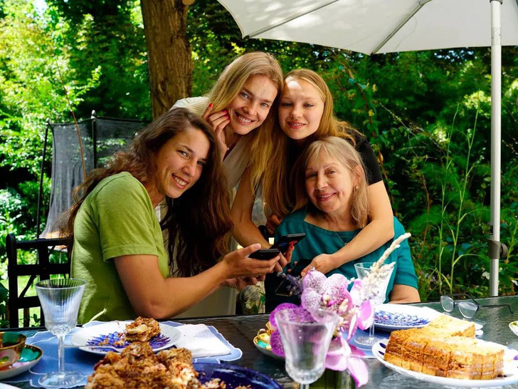 Наталья Водянова с сестрами и матерью