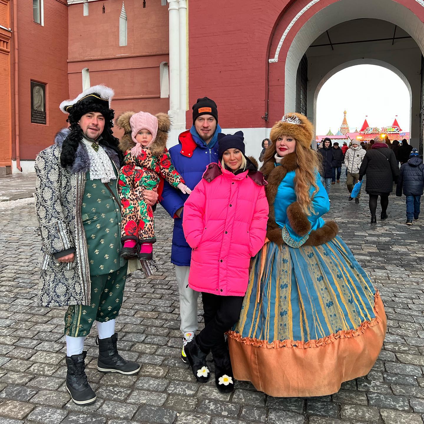 Лера Кудрявцева фотографируется с ряжеными на Красной площади: 'Кто кому платил?'