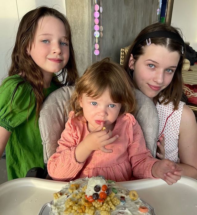 Милла Йовович - фото с 3 дочками: 'Все - копия мамы!'