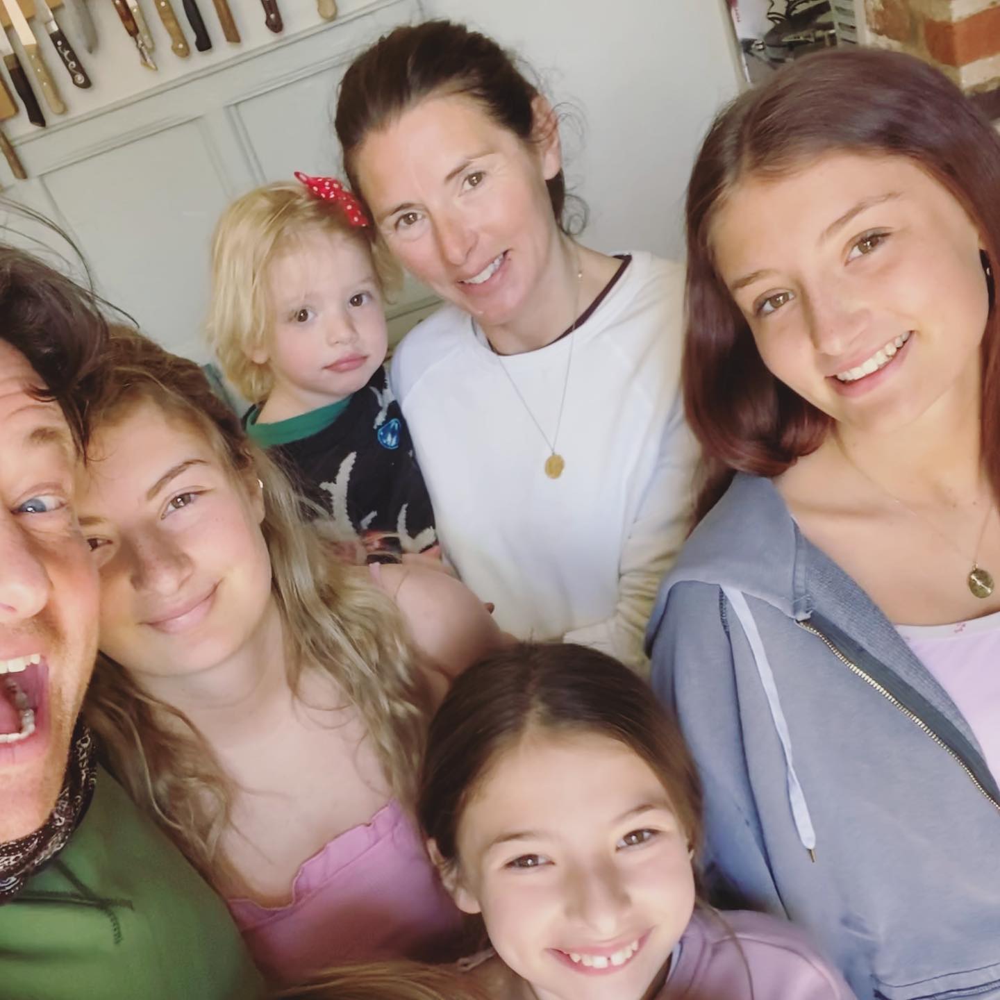 Джейми Оливер с женой и 5 детьми: 'А почему мальчик с бантиком на голове?'