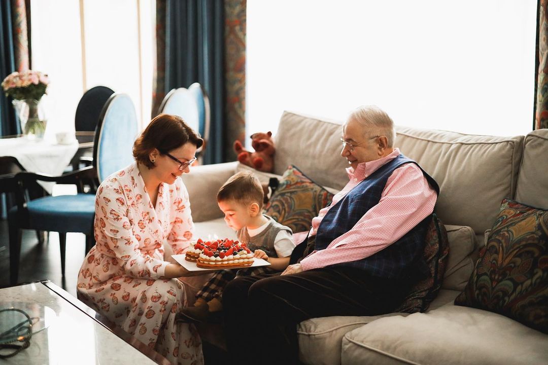 76-летний Евгений Петросян празднует 33-летие жены и 2 года сыну