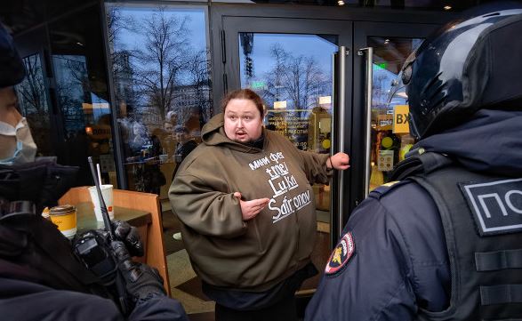 Cын Никаса Сафронова приковал себя наручниками к 'Макдональдсу', протестуя против ухода сети из России