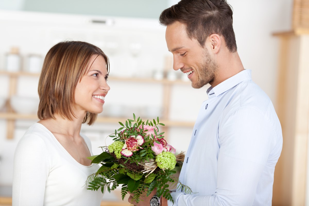 Муж дарит цветы жене