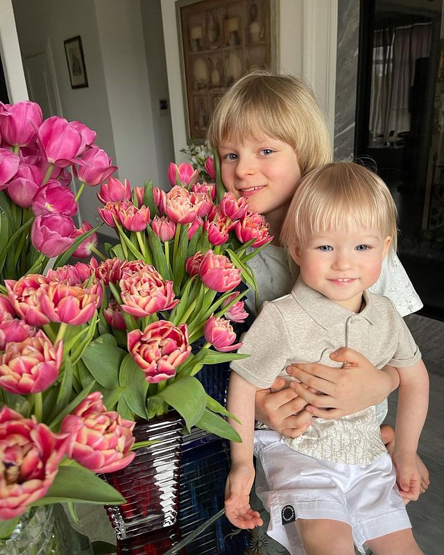 Яна Рудковская и Плющенко: на кого похожи блондины-сыновья?