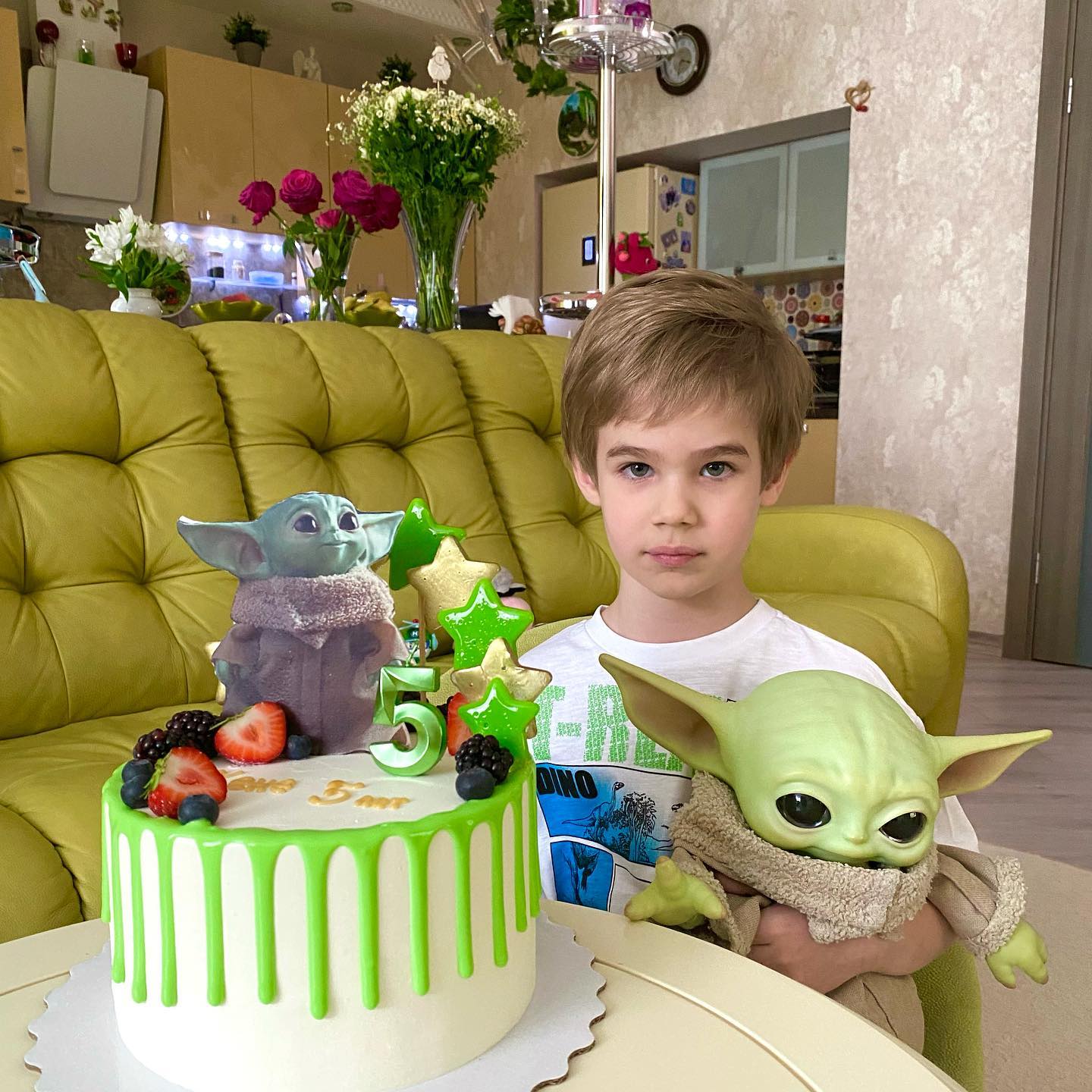 48-летняя Натали отметила 5 лет младшему сыну: торт с малышом Йодой и фото без отца