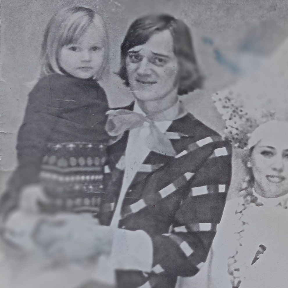 Кристина Орбакайте поздравила маму и папу редкими фото из семейного архива