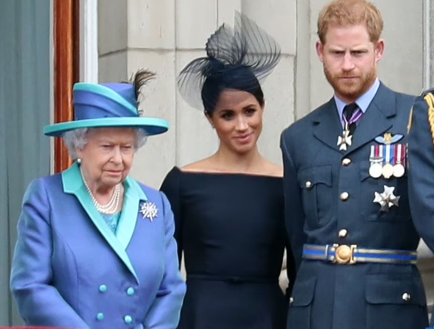Англичане разъярены: принц Гарри утверждает, что именно он 'защищает королеву' - хотя даже не приехал на поминки деда