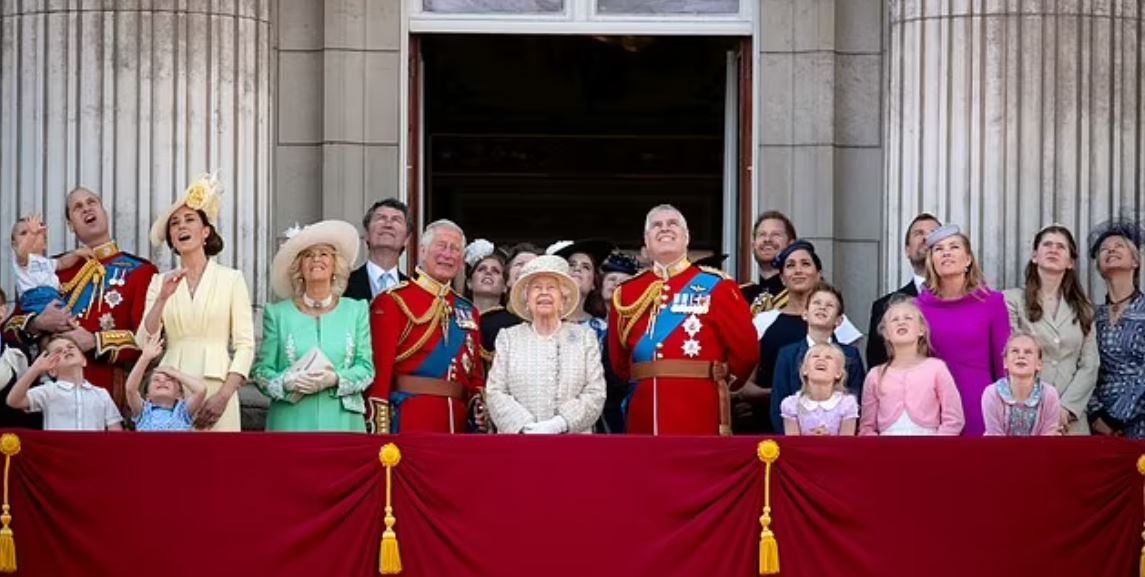 Британская королевская семья на балконе Букингемского дворца 2019