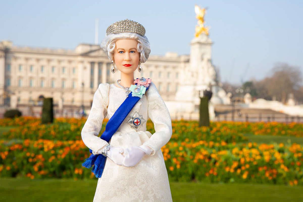 Королева Елизавета II кукла Барби