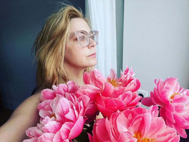 Ирина Пегова изумила соцсети фото без макияжа и в очках