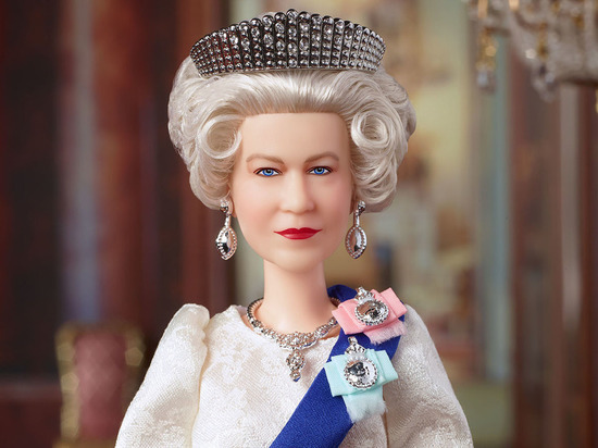 Кукла Барби в образе королевы Елизаветы II