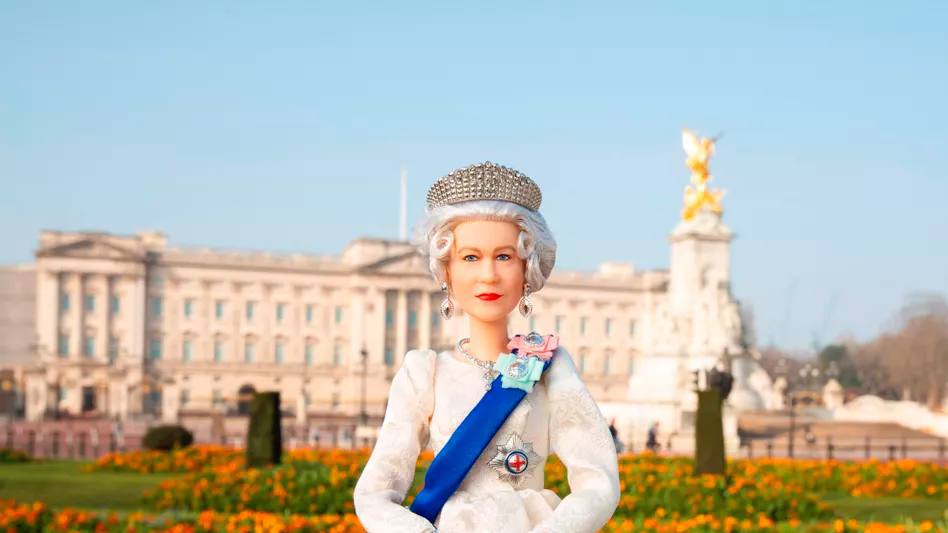 Кукла Барби в образе королевы Елизаветы II