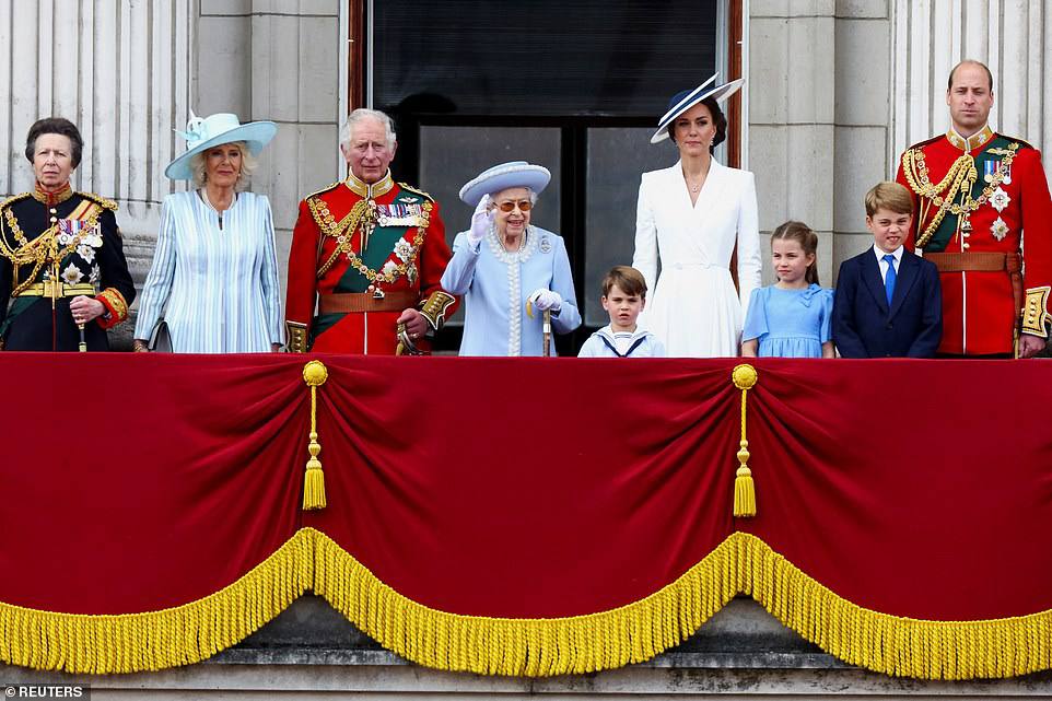Детям герцогов Кембриджских наскучило празднование юбилея правления Елизаветы II 