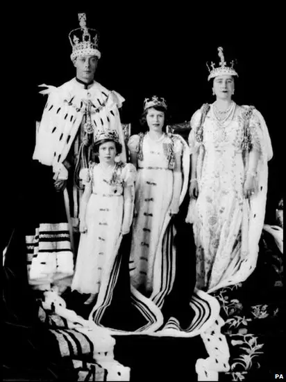 Королева Елизавета с родителями и сестрой