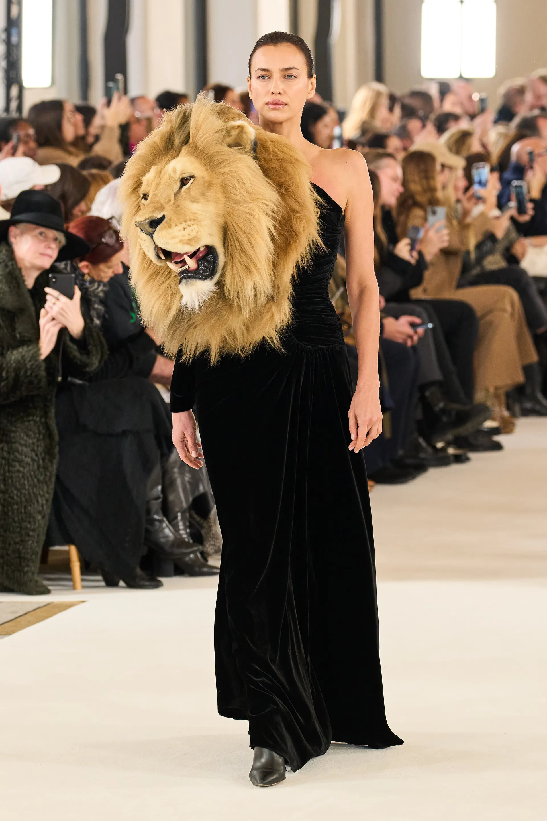 Ирина Шейк с головой льва